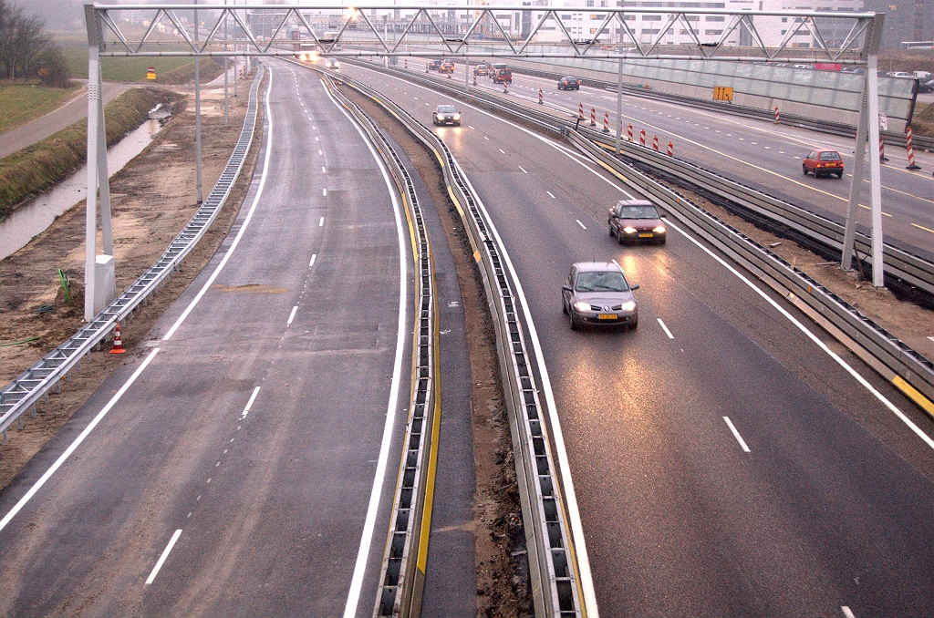 20090213-170004.jpg - Nieuwe A67 fasering vanuit de richting Antwerpen voor kp. de Hogt, een dag voor omzetting van het verkeer dat nu nog op de rechterrijbaan rijdt.  week 200852 