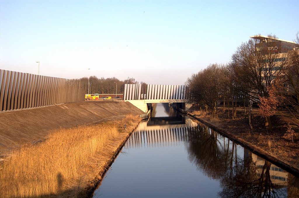 20090214-091346.jpg - Geluidschermendecor langs en over het Beatrixkanaal bij de aansluiting Veldhoven.