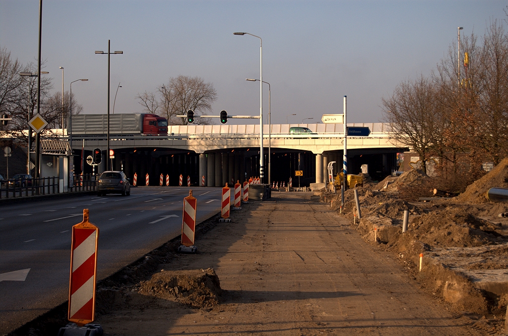20090214-091933.jpg - Aan de andere (oost-)zijde van de viaducten wordt de rechtsaffer aangesloten op de Noord-Brabantlaan.