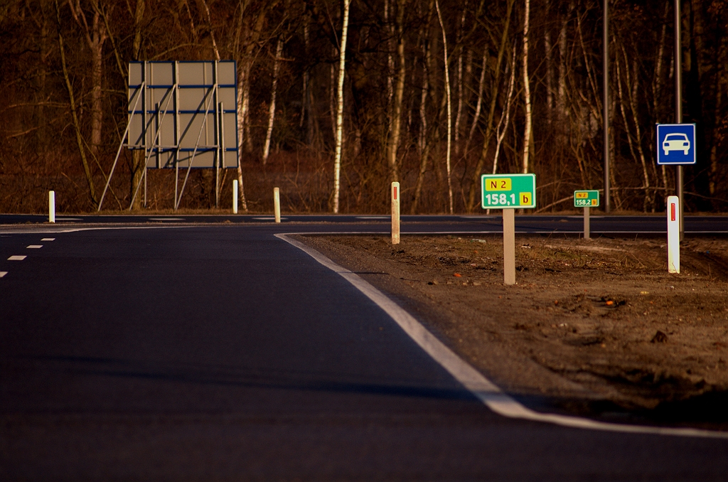 20090214-094546.jpg - Meer borden G3 (autoweg) in de toeritten. Opmerkelijk dat bijvoorbeeld dit exemplaar, in de aansluiting Airport, niet aan het begin van de toerit maar zo'n tweehonderd meter verderop is geplaatst. Het bord Vmax 80 ontbreekt nog, zodat men hier met 100 km/uur de parallelbaan kan oprijden, totdat het eerstvolgende (matrix-)bord op de N2 de 80 limiet gebied.