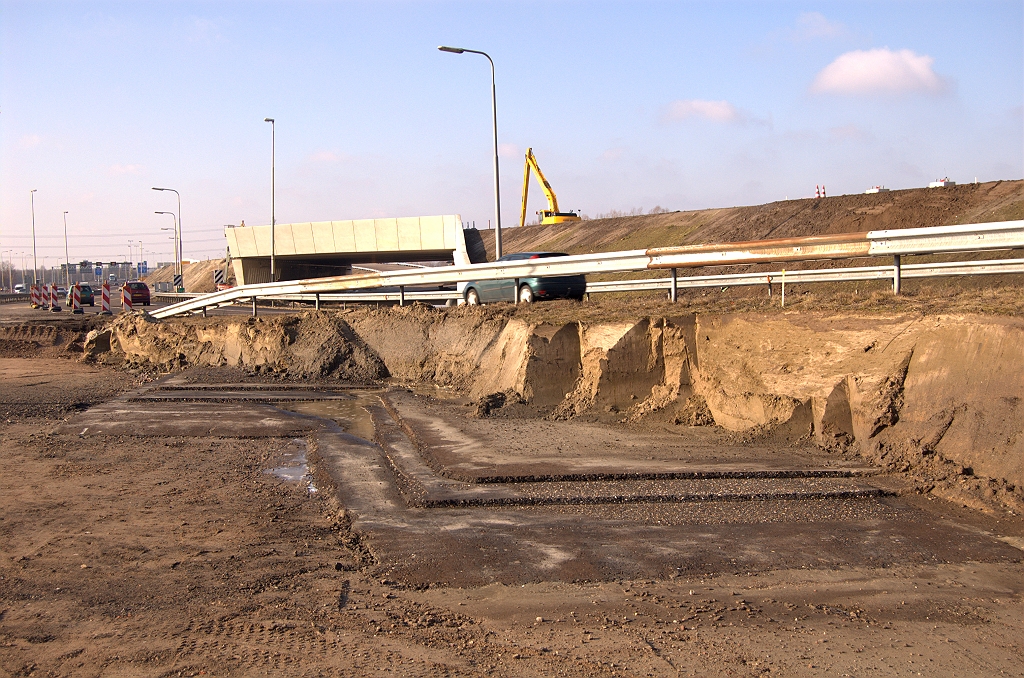 20090214-111434.jpg - Kijk eens aan... er werd al asfalt gelegd voor dat nieuwe A58 (of A50, uiteindelijk) trace, nog voordat de A2 fasering vanuit de richting 's Hertogenbosch werd aangelegd. Twee jaar oud asfalt is hier dus opgegraven.