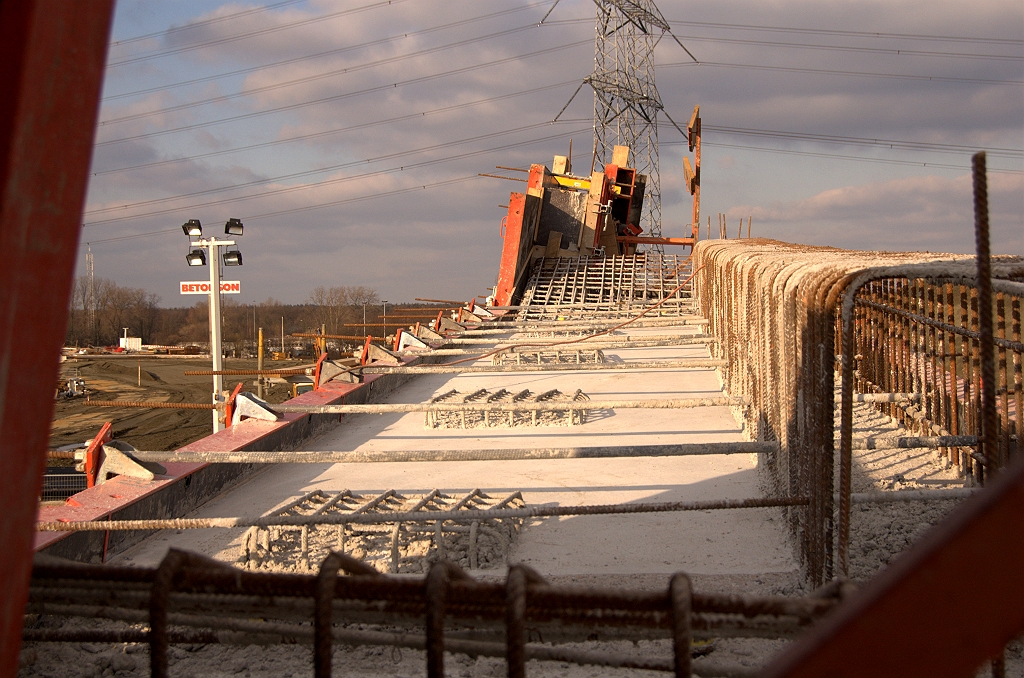 20090214-155014.jpg - ...waaronder deze uitstulpingen waarop vermoedelijk de opleggingen komen. Geen integraalconstructie dus in KW 43. Wel dezelfde afschuiningen aan de randen van de overspanning zoals in KW 41.