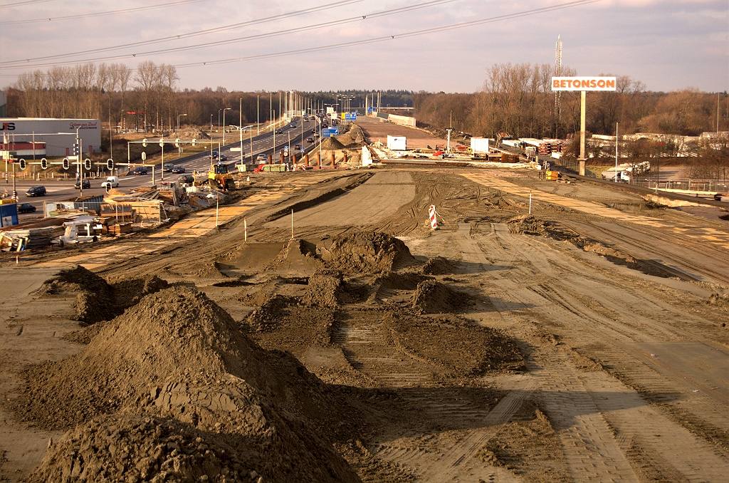 20090214-155252.jpg - Verwarring alom. Drie aardenbanen lijken nu te convergeren voor KW 41: de A50 (links), het mysterieuze nieuwe talud (midden) en de verbindingsweg Woensel-Nijmegen.