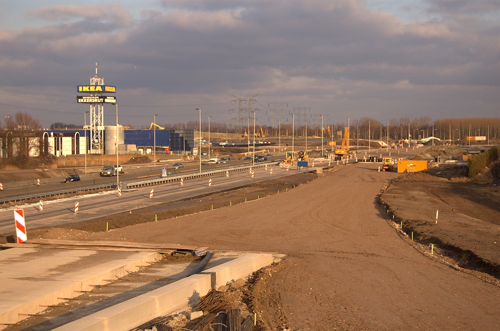 20090214-163829.jpg - De toerit vanaf de rotonde naar de A50, annex weefvak voor uitwisseling met de verbindingsweg naar Woensel, ziet er asfaltgereed uit. In de aanstaande faseringen zou hier al het A58 verkeer in de richting kruispunt met de A50 moeten rijden.  week 200837 