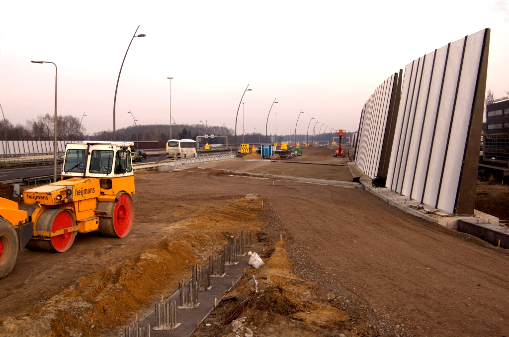 20090215-100940.jpg - Trace van de nieuwe toerit waar hij samenkomt met de parallelbaan. Volgens de RWS voorlichting wordt er geen verkeer van de oude hoofdrijbaan overgezet naar de parallelbaan in deze omgeving. Wie hier de nieuwe toerit oprijdt zal enkelstrooks over de parallelbaan gaan rijden en pas na de aansluiting Strijp invoegen.  week 200852 