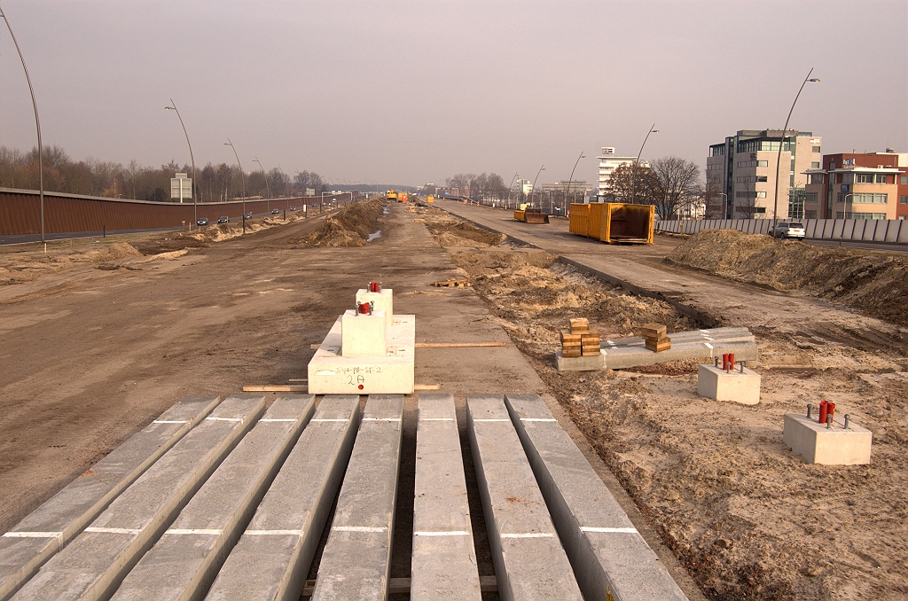 20090215-103925.jpg - Situatie hoofdrijbanen tussen KW 15 (Cranendonck) en KW 14 (Meerenakkerweg). Prefab betonelementen zoals heipalen (voor geluidsschermen) en portaalfunderingen getuigen van de huidige activiteiten.  week 200852 