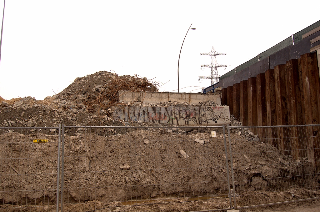 20090215-145938.jpg - Een stukje oostelijk landhoofd is nog blijven staan. Het is zo ongeveer het gedeelte van de verbreding uit de jaren negentig.