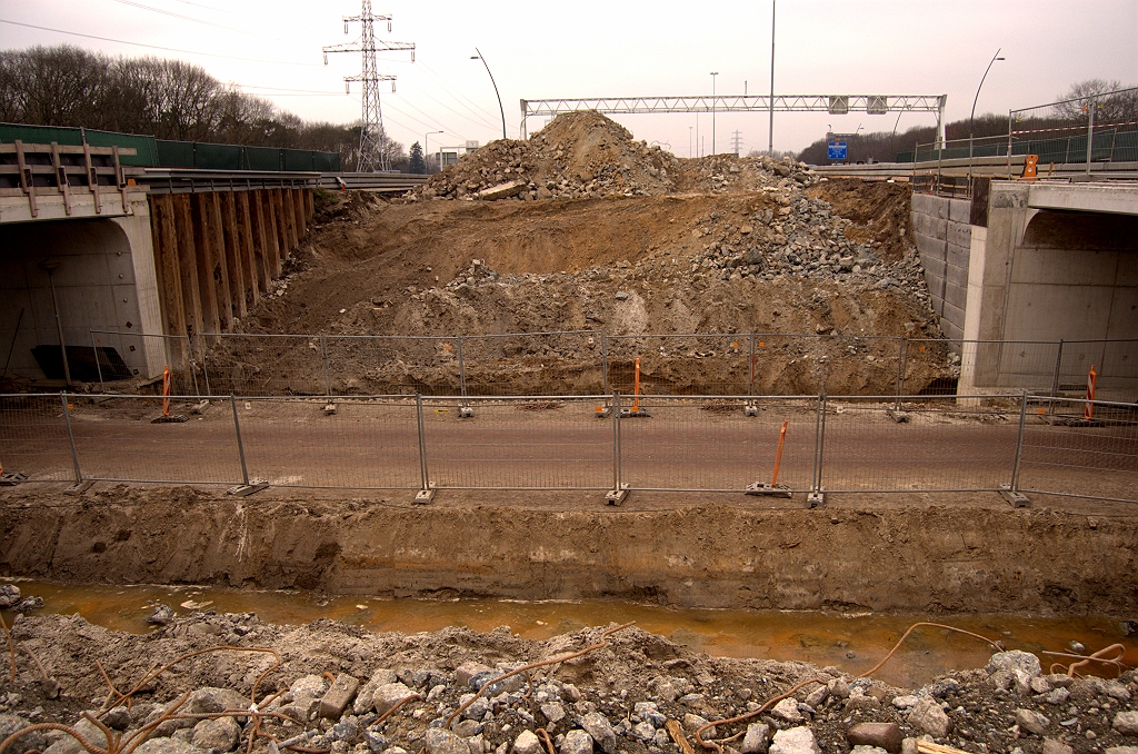 20090215-151943.jpg - De reden daarvan is duidelijk: het oude zuidelijke viaduct is gesloopt.