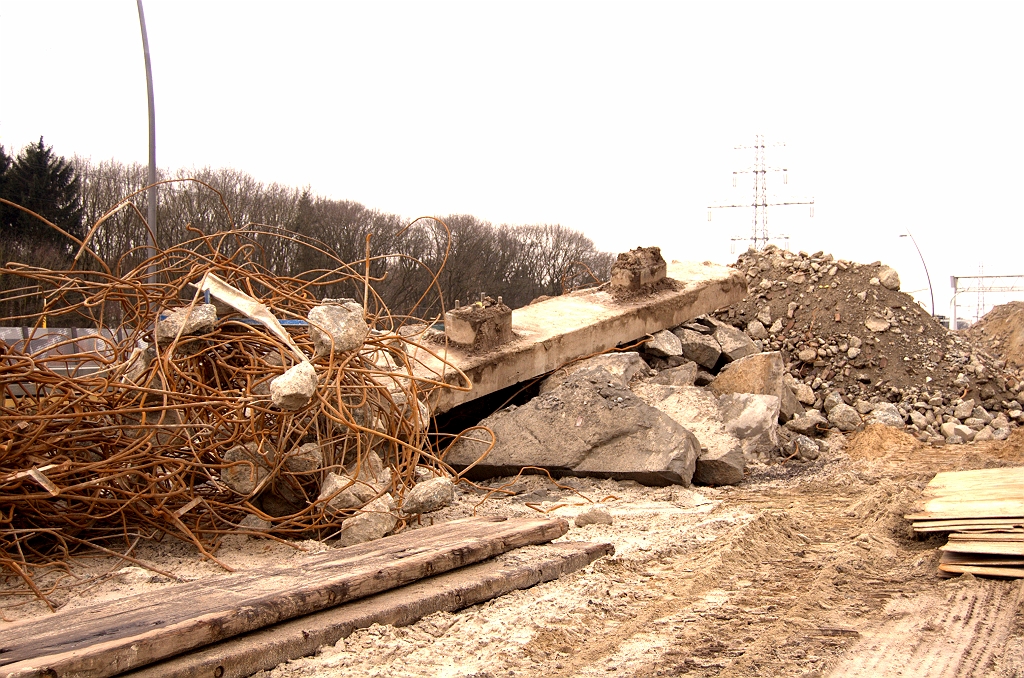 20090215-152243.jpg - Al goeddeels gescheiden sloopafval, waaronder ook een portaalfundering.