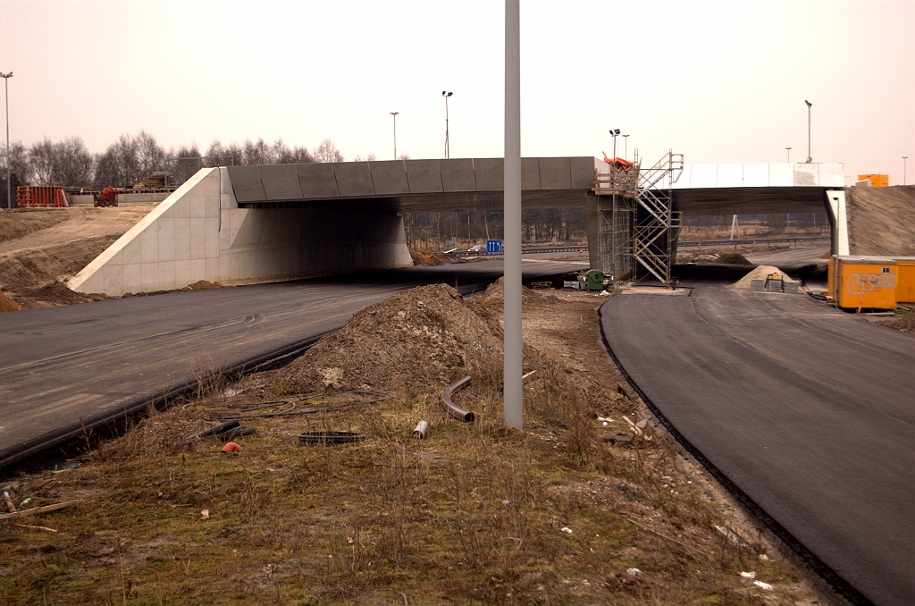 20090215-154135.jpg - Het asfalt bij en onder KW 34 is weer diepzwart: er is een nieuwe laag opgelegd. Ook al een asfalten goot aan de linkerrijbaan, zodat de volgende laag het DZOAB zal zijn.  week 200901 