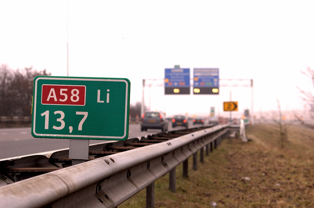 20090221-101840.jpg - In de reeks nieuwe hectometerbordjes langs de zuidelijke A58 rijbaan tussen de brug over het Beatrixkanaal en de samenkomst met de N2 vanuit de richting Amsterdam zijn de eerste twee onthuld. Ze zijn identiek aan de oude.  week 200851 