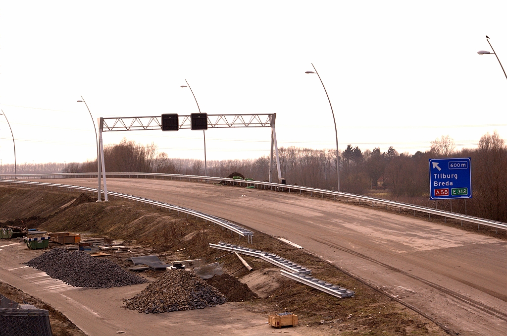 20090221-154617.jpg - Bord 4 is een tijdelijk bermbord dat de A58 weggebruiker moet helpen bij de opgave om het doorgaande A2 verkeer gelijkvloers te kruisen.