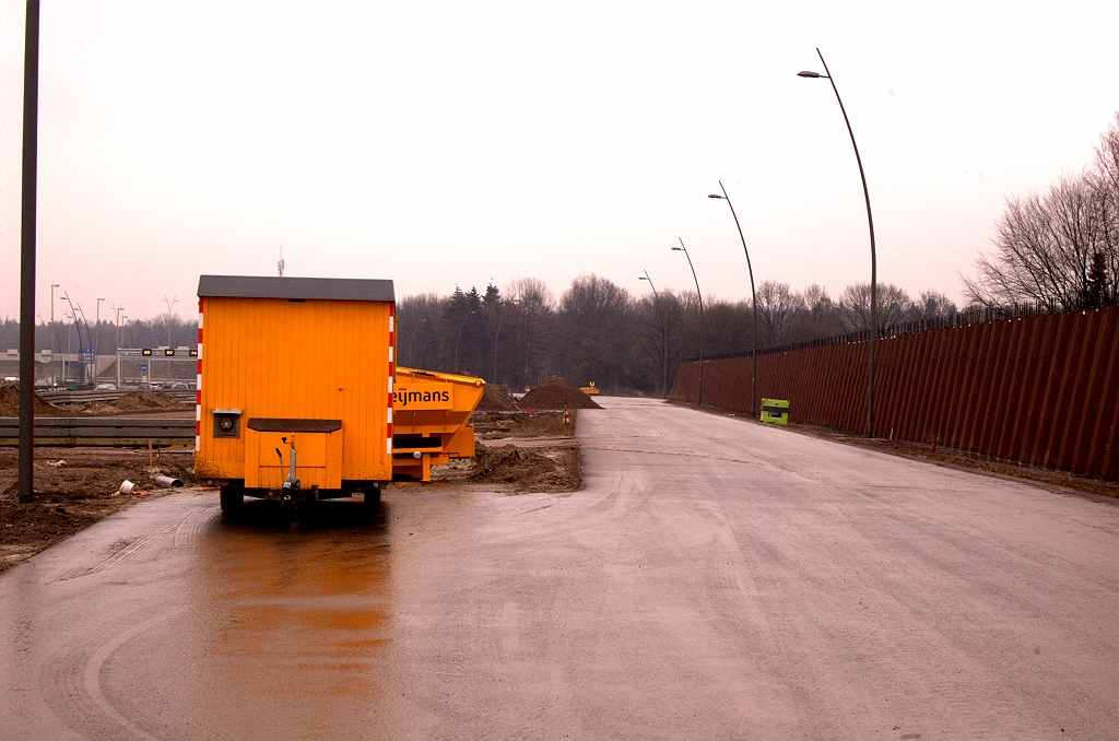 20090222-133000.jpg - Misschien dat er pas een paar honderd meter verderop een afsplitsing plaats gaat vinden van de parallelbaan in zijn definitieve vorm met 2 rijstroken. Verkeer vanaf de toerit Veldhoven zou dan niet mogen invoegen op het doorgaande verkeer, maar enkelstrooks over de parallelbaan moeten doorrijden tot na de aansluiting Centrum/Strijp. Het doorgaande verkeer zou, nog steeds volgens ons hypothetisch faseringsplan, op dit punt een extra lange slinger maken naar de nieuwe westelijke hoofdrijbaan.