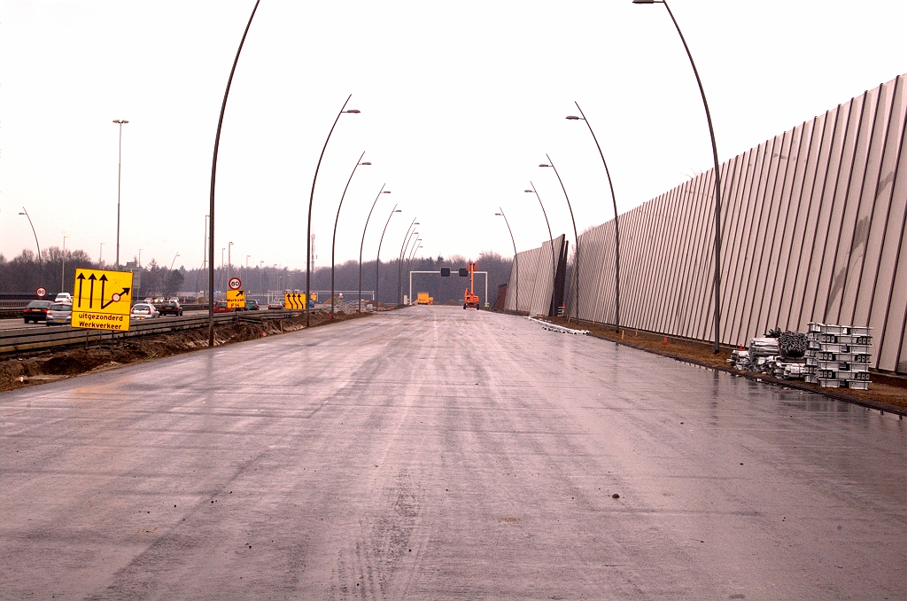 20090222-133714.jpg - Dachten we eerst dat er hier geen doorgaand A2 verkeer van de oude hoofdrijbaan zou worden overgezet naar de nieuwe parallelbaan, het lijkt toch wel erg breed nu. Drie rijstroken en de invoeger lijken gewoon te passen.