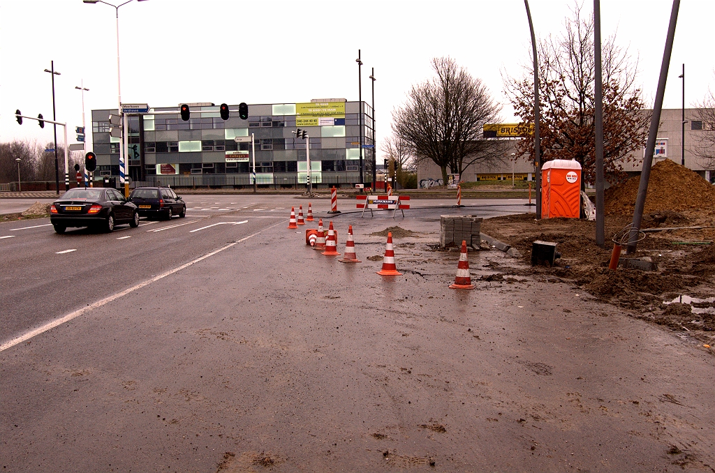 20090222-135422.jpg - Meer klussen in de aansluiting Veldhoven zoals het afbouwen van de afrit vanuit de richting Maastricht. De twee opstelstroken voor rechtsaf komen op het vacante asfalt te liggen. De bestaande verdwijnt dus, zoals de positie van de verkeerslichten aan de zweepmast al een beetje aangeeft.