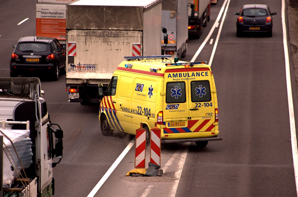 20090227-101834.jpg - Filevorming voor kp. de Hogt als gevolg van een ongeluk in de omgeving van de aansluiting Veldhoven zuid. Een ambulance is vanaf de aansluiting high tech campus aan komen rijden op weg naar de plaats des onheils, maar ziet zijn weg over de invoeger geblokkeerd door voertuigen die eveneens vanaf die aansluiting de N2 opreden en stilstaan in de file. Bij afwezigheid van een vluchtstrook zoekt het hulpdienstvoertuig een andere route.