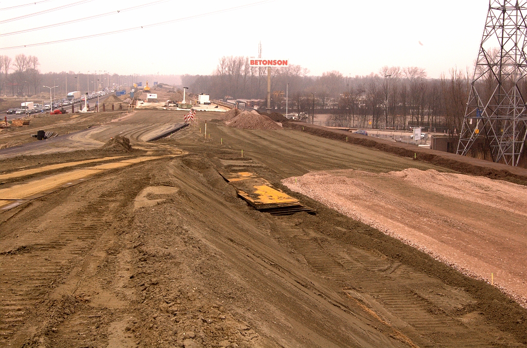 20090228-143327.jpg - Dat onduidelijke zandlichaam lijkt te gaan leiden naar het linkse gedeelte van het gerealiseerde viaduct in KW 41 en zou dus als fasering gaan dienen voor het verkeer vanuit de richting Nijmegen.  week 200907 