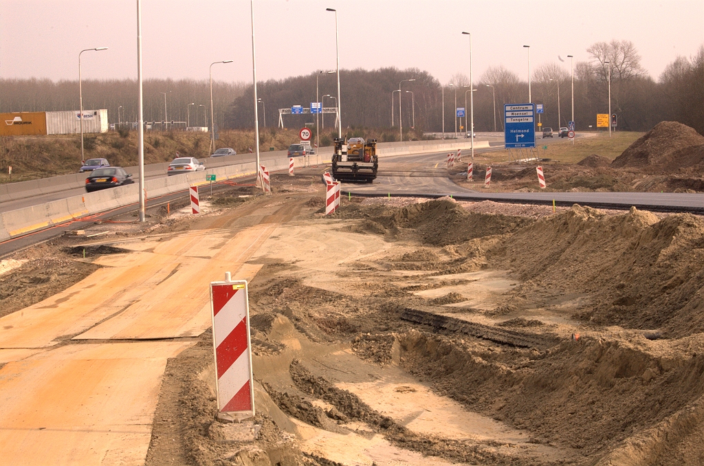 20090301-140959.jpg - Aan de andere kant van de tijdelijke A50/A58 rijbaan zien we de parallelbaan weer terug. Kan dus redelijk snel in gebruik worden genomen na het slopen van de fasering.