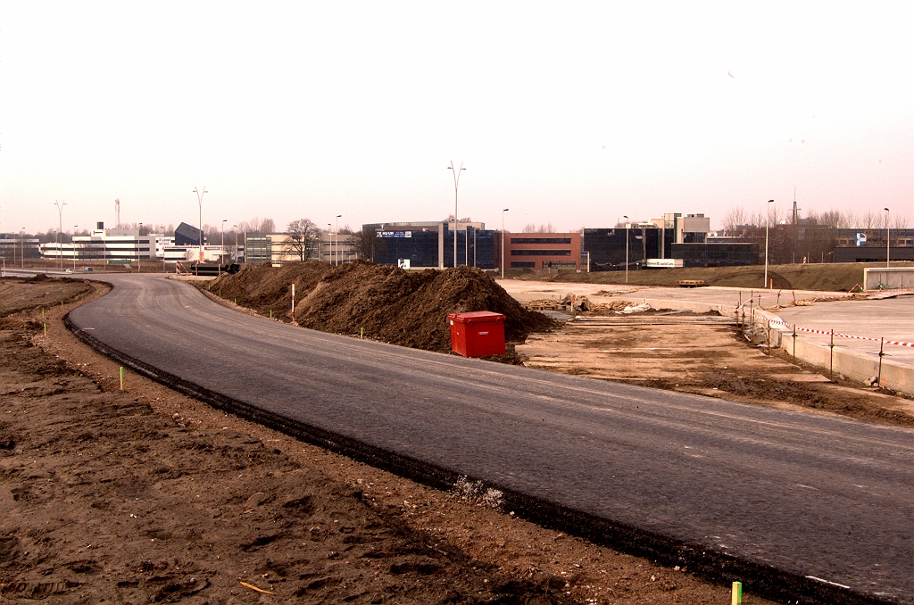 20090301-141958.jpg - Reeds aan het begin van de afrit Ekkersrijt is het afgelopen met de vluchtstrook en autosnelwegstatus. Waar de bypass zich afsplitst van de afrit komt die vluchtstrook niet meer terug. We verwachten een Vmax van 80 km/uur over de gehele parallelrijbaan naar Woensel.  week 200852 