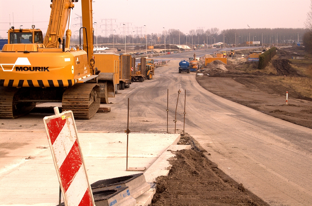 20090301-142219.jpg - Asfalt gereed (behoudens ZOAB, maar dat wordt bij de faseringen misschien nog niet direct aangebracht) op de parallelbaan tussen KW 46 en KW 45 (fietstunnel).  week 200907 