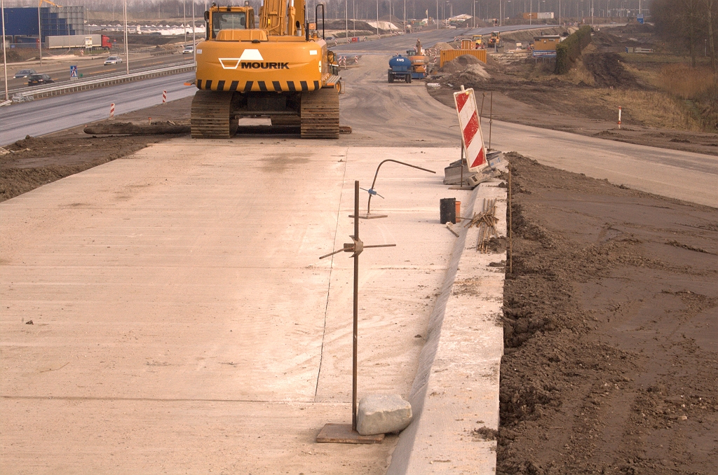 20090301-142351.jpg - Reeds in het beton van de toerit vanaf de rotonde in de richting Nijmegen zet de verbreding naar een tweede rijstrook zich in. Als de bypass erbij komt hebben we drie rijstroken zodat verkeer van Ekkersrijt naar Woensel kan weven.