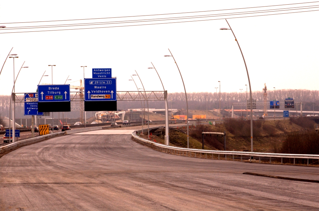 20090301-153936.jpg - Overzicht van de arena Batadorp. Links van de asfaltrichel treden de A2 strijders aan, die gaan oprukken naar de rechterkant van de rijbaan om de overwinning te claimen bij de 270 graden boog in de verte. Het A58 legioen van rechts zal zich erdoor moeten worstelen om de tocht in de richting Tilburg te kunnen vervolgen.