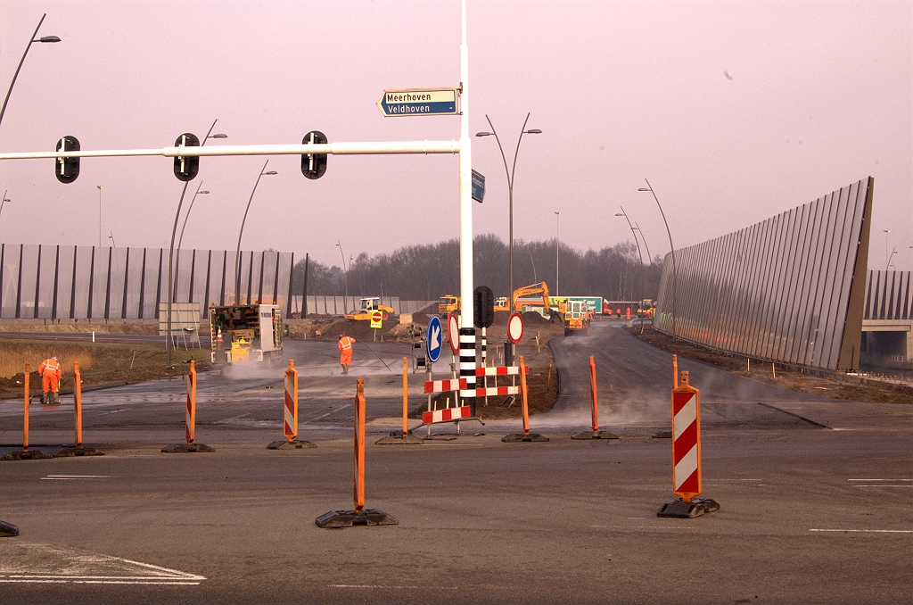 20090307-091441.jpg - Afsluitweekend van de aansluiting Veldhoven, oostzijde. Zowel toerit in de richting 's Hertogenbosch (rechts) als de opstelstroken in de afrit vanuit de richting Maastricht worden volledig vernieuwd.