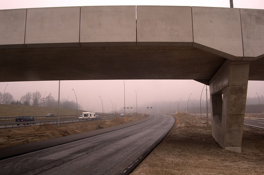 20090307-095042.jpg - Nieuwe oostelijke hoofdrijbaan met ruimtereservering voor 3 rijstroken met vluchtstrook onder KW 10. Zoals  eerder opgemerkt  ontbreekt zo'n reservering in de westelijke hoofdrijbaan.