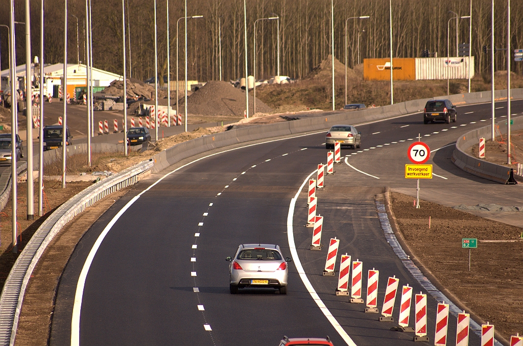20090308-155323.jpg - Thermoplast markering houdt op bij KW 45. Met moeite nog te zien: de lapjes asfalt aan de andere kant van de barrier van de uiteindelijke ligging van deze A50 rijbaan.