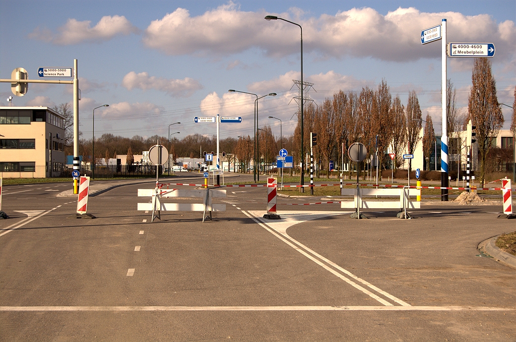 20090308-160737.jpg - Tenslotte de eerste handwijzers die de weggebruiker komende van de A50 te zien krijgt. Alleen maar witte doelen op het bedrijventerrein. De aansluiting is dus uitsluitend voorzien voor dat terrein, alhoewel het redelijk eenvoudig is sommige noordelijke delen van Eindhoven en zuidelijke in Son en Breugel te bereiken vanaf hier.