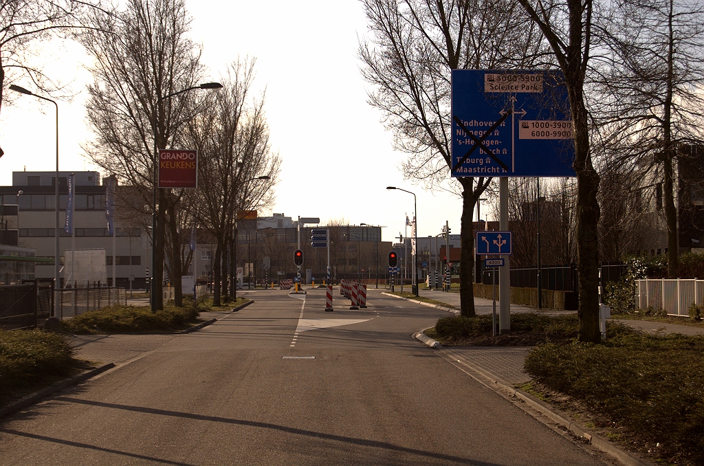 20090308-161759.jpg - Derde aanrijroute is over Ekkersrijt 4000 vanuit oostelijke richting. Het mastbord staat enigzins verscholen tussen de bomen. Als die weer blad gaan krijgen ontstaat er misschien een probleempje met de leesbaarheid.