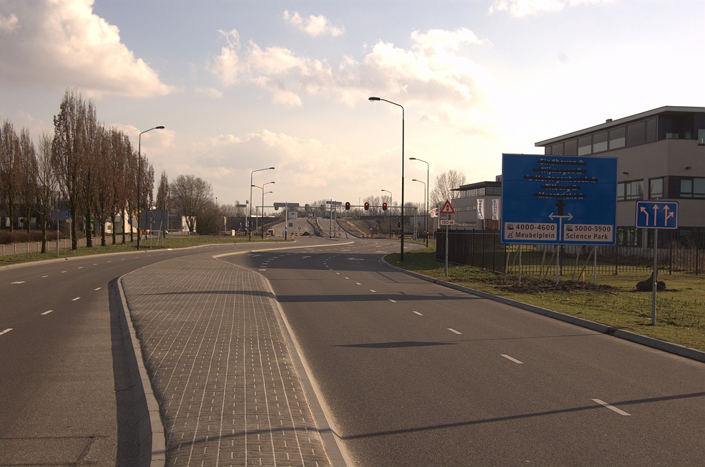 20090308-162147.jpg - De toeleidende wegen uit de vorige foto's komen samen op de nieuw aangelegde noord-zuidweg door het bedrijventerrein, die direct leidt naar de aansluiting op de A50/A58.