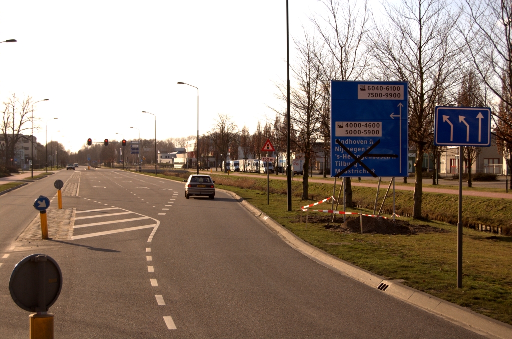 20090308-162628.jpg - In april 2009 moet de nieuwe aansluiting Ekkersrijt op de A50/A58 worden opengesteld. De gemeente Son en Breugel is daarom overgegaan tot het plaatsen van nieuwe bewegwijzering op het gelijknamige bedrijventerrein. Laten we eens kijken wat er langs de diverse toeleidende wegen naar de aansluiting zoal is neergezet. Om te beginnen op de weg Ekkersrijt 6000 vanuit het oosten.