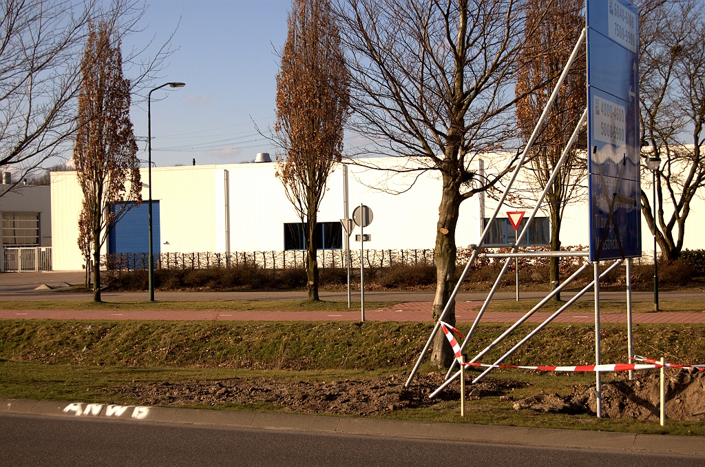 20090308-162713.jpg - Positie van de bermborden aangeduid op de stoeprand zodat de werklieden wisten waar ze moesten gaan graven. De gemeente Son en Breugel heeft de bewegwijzering nog steeds uit handen gegeven aan de wielrijdersbond.