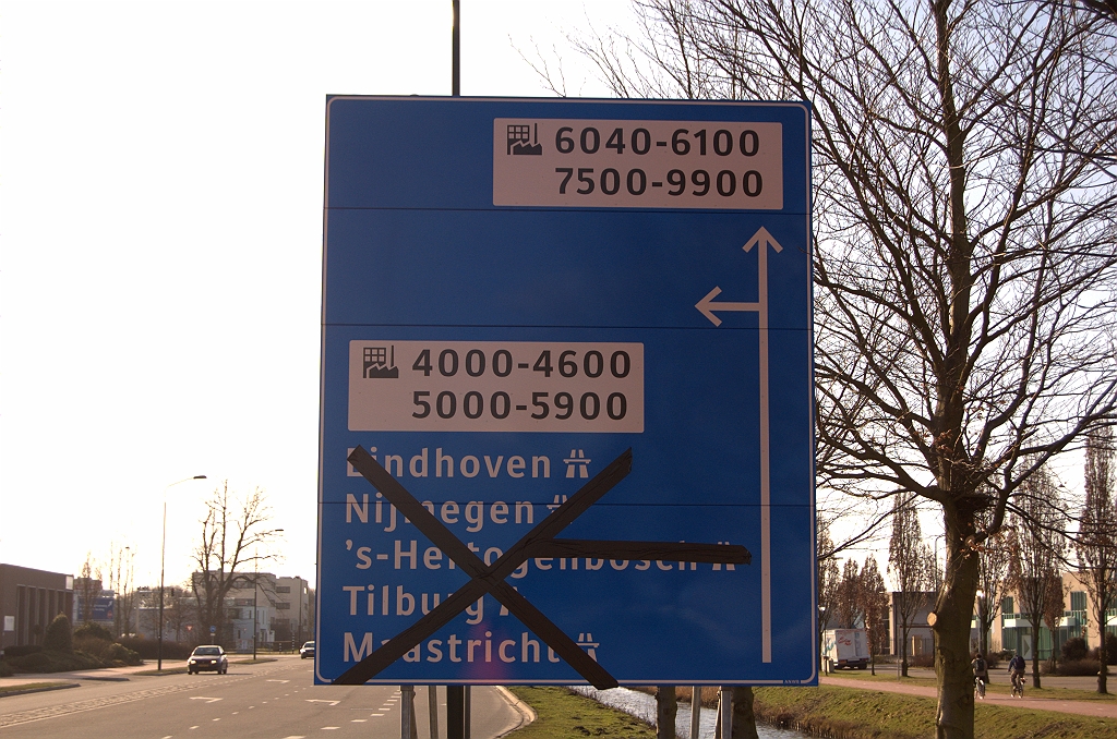 20090308-162751.jpg - Vijf doelen maar liefst in de richting van de autosnelwegaansluiting, in alle windstreken. Je zou haast zeggen dat een solitair autosnelwegsymbooltje afdoende was geweest.