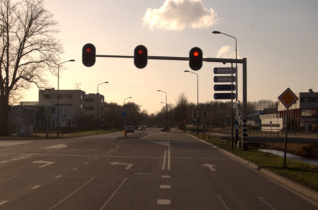 20090308-163754.jpg - Een enkele vooraankondiging is wel voldoende op een 50 km/uur weg zodat we na het bermbord meteen de handwijzers krijgen op de T-kruising.