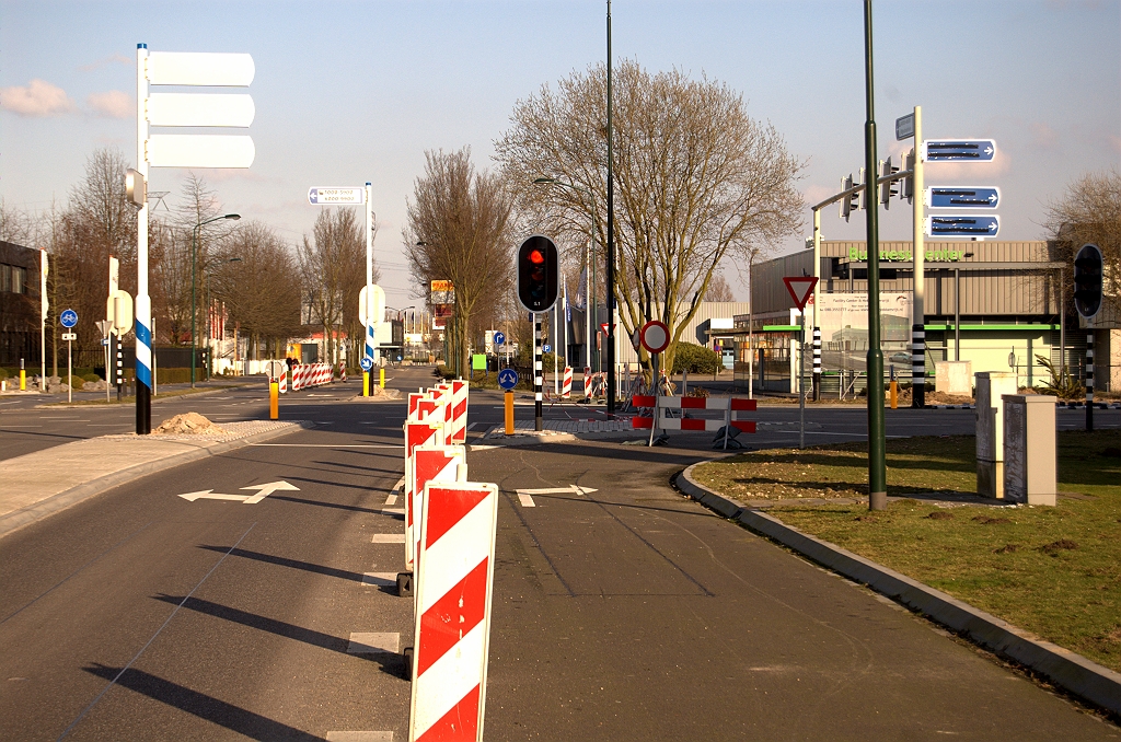 20090308-164447.jpg - De aansluitende handwijzers op de kruising met de nieuwe noord-zuidweg staan misschien een beetje terzijde.