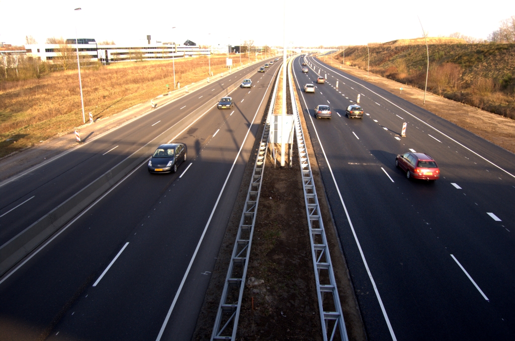 20090308-170336.jpg - Nieuwe faseringen in de A50/A58, hier gezien vanuit de richting Tilburg. Verkeer uit de richting Nijmegen is verplaatst naar de andere rijbaan van de 4+0 fasering, waar eerst het verkeer reed dat nu gebruik maakt van de rechterrijbaan die geheel vernieuwd is.