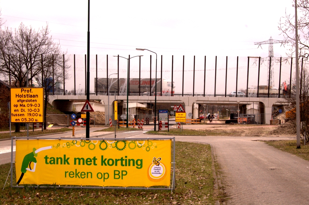 20090309-164533.jpg - Waalrese kant van KW 28, waarin de onderbouw voor de nieuwe hoofdrijbaanviaducten gereed is en het plaatsen van de liggers enige uren na het nemen van de foto zal aanvangen.