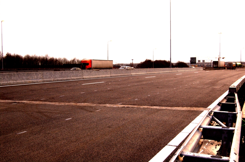 20090313-182039.jpg - En ook op dat spoorviaduct (KW 3) zijn vier rijstroken aangestipt. Zoals eerder opgemerkt hebben er hier jarenlang maar drie rijstroken gelegen, maar wel met redelijke redresseerstroken. Die zijn nu opgegeven.