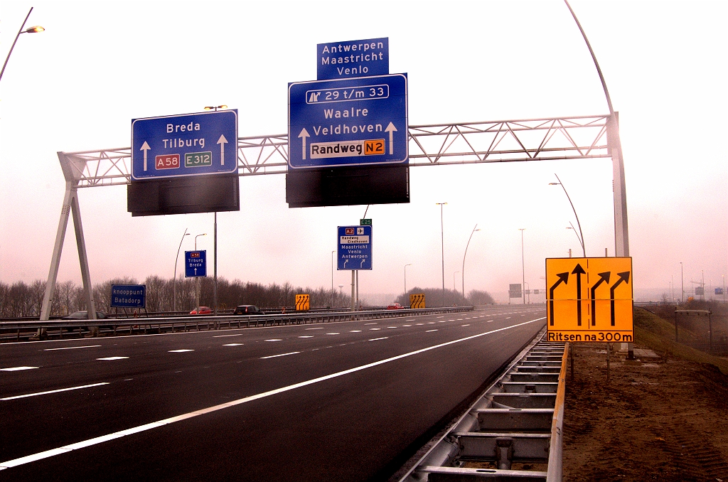 20090314-143333.jpg - Een beetje een discrepantie tussen de pijlen op de portaalborden en het gele bermbord, hier in de aanloop naar de trechter op het spoorviaduct KW 3.