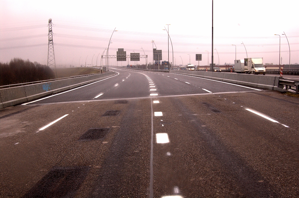 20090314-154313.jpg - De sporen van de verwijderde oude markering laten nog eens zien hoe redresseerruimte en rijstrookbreedte zijn ingeleverd teneinde die vier rijstrookjes te realiseren.