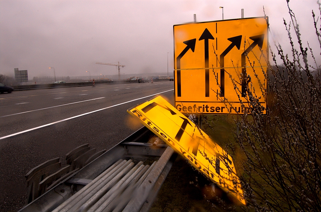 20090314-154856.jpg - Meer ritsborden bij het naderen van kp. Batadorp. Het liggende exemplaar moet bestemd zijn voor een plaats aan de linkerkant van de rijbaan. Hopelijk is het de weggebruiker duidelijk dat alleen het A58 verkeer in de richting Tilburg hoeft te ritsen. Het A2 verkeer kan gewoon met twee rijstroken de 270 graden bocht in.