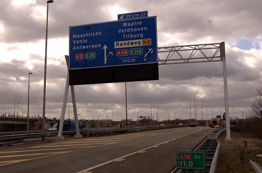 20090315-131720.jpg - Portaalbord op de A50/A58 nog wat gewijzigd sinds de plaatsing enkele dagen geleden. Gele magneten waren kennelijk op, zwart plakband dekt nu de VNB pijlen af. Tevens afritnummers bijgeruiterd.