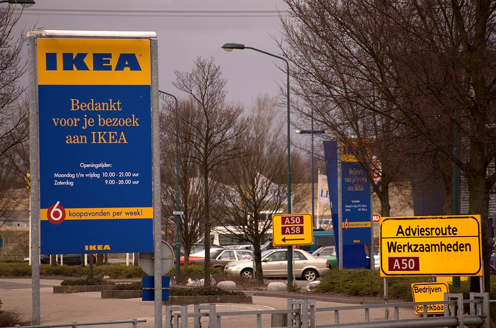 20090315-155102.jpg - Als het goed is kan deze tijdelijke bewegwijzering binnen enkele weken worden opgeruimd. Het wijst de vertrekkende Ikea bezoekers de weg terug naar de autosnelweg via een alternatieve route over het bedrijventerrein, om het kruispunt met de wegen 4000 en 6000 te ontlasten.