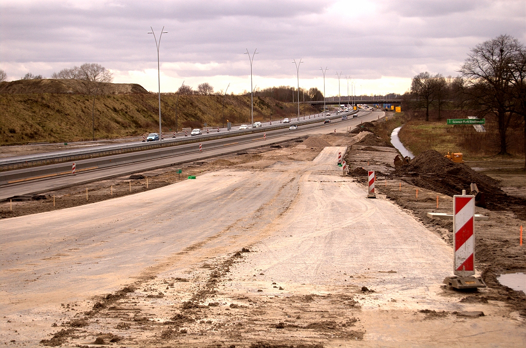 20090315-160812.jpg - Ook de toerit in de richting Tilburg moet nog worden aangesloten. Er is al wel wat asfalt van de A50/A58 rijbaan afgeschraapt.  week 200910 