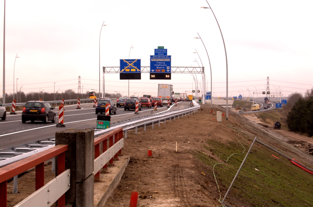 20090316-084001.jpg - Maandagochtend. De nieuwe wegvakken zijn in verkeer. Nieuwe A2 kilometrering, nog op oude verbouwde hectometerbordjes.