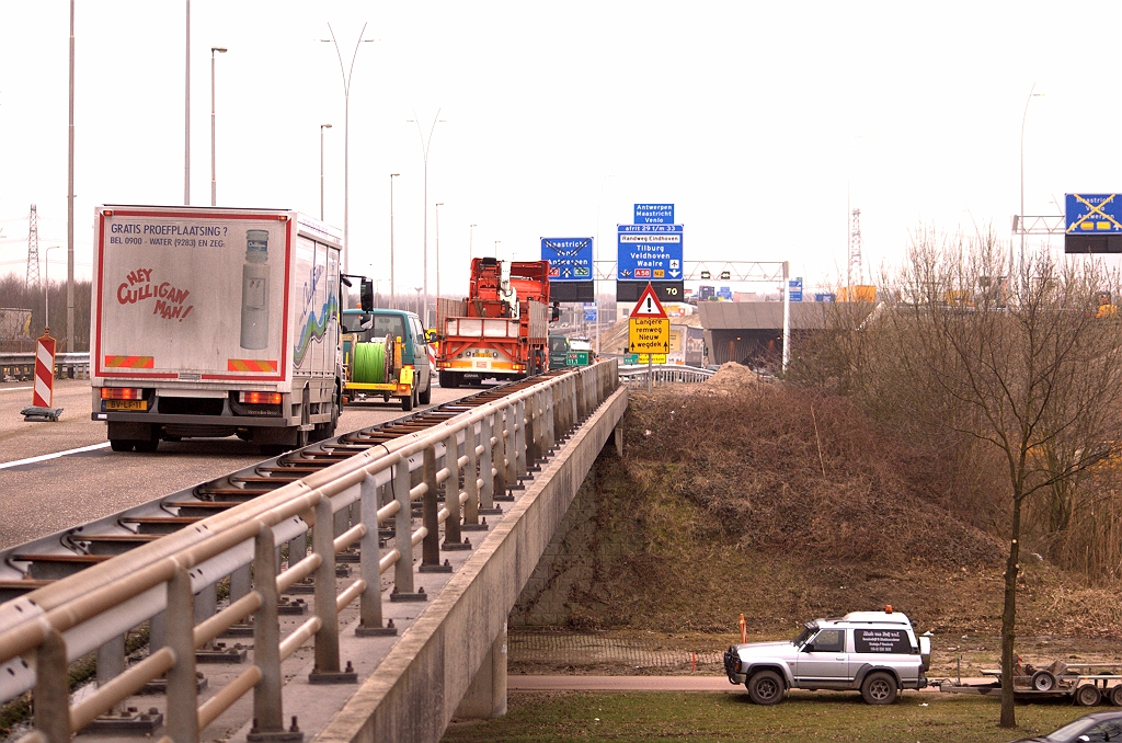 20090316-085006.jpg - Op de A50/A58 is in de aanloop naar KW 1 voorlopig nog maar 1 rijstrook opengesteld. Na KW 1 worden dat er twee.