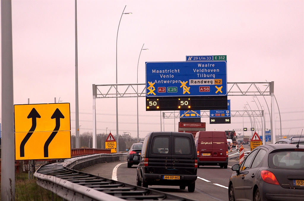 20090316-085340.jpg - De signalering stond een beetje te twijfelen tussen wel/geen file. Van echt vaststaan was nauwelijks sprake, wel van langzaamrijdend verkeer.