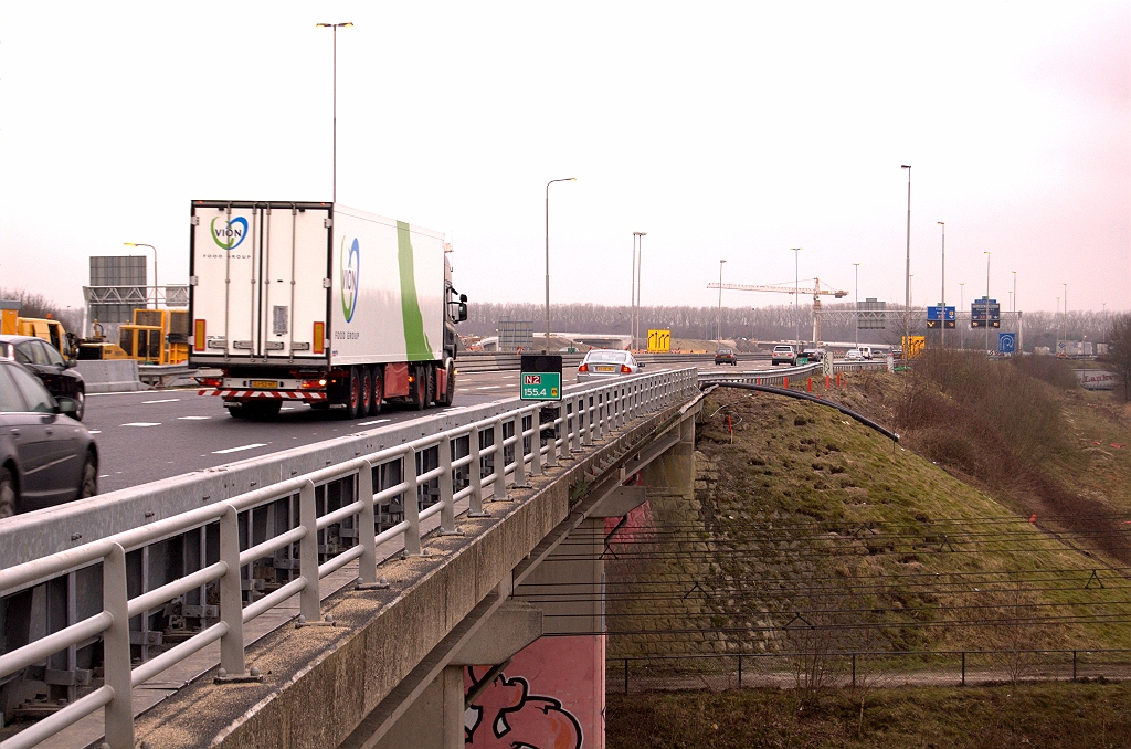 20090316-091246.jpg - Vrachtwagen past netjes in de versmalde rijstroken op KW 3.